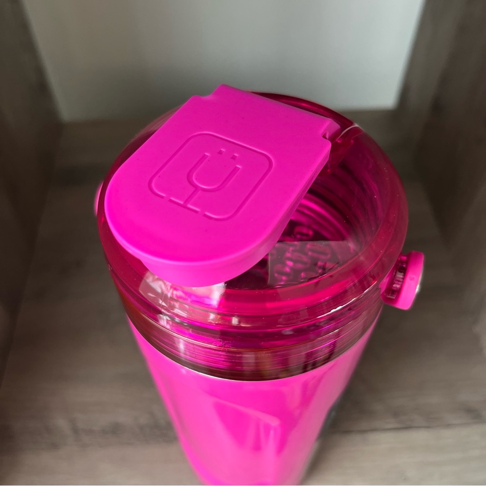 Brumate Vivid Magenta Multishaker - Picture 6 of 7